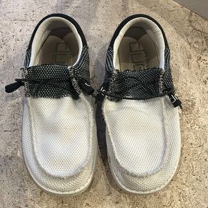 Men’s size 9 Hey Dudes.